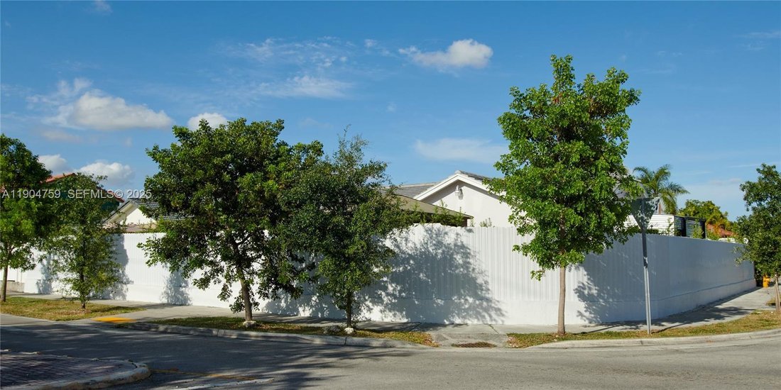 House in Miami, Florida, United States 3 - 16639935