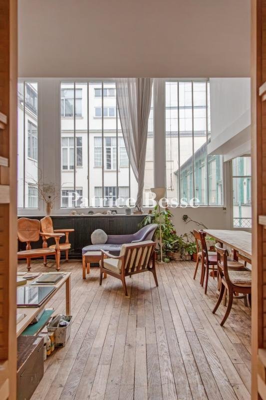 A closer look at High-Ceilinged Penthouse Apartment