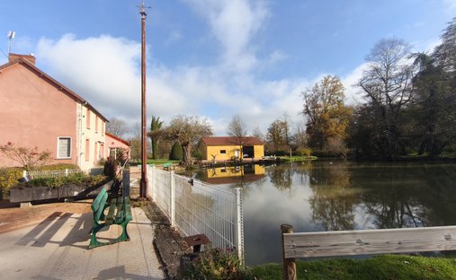 Castle for Sale in Clermont-Ferrand, Auvergne-Rhône-Alpes, France