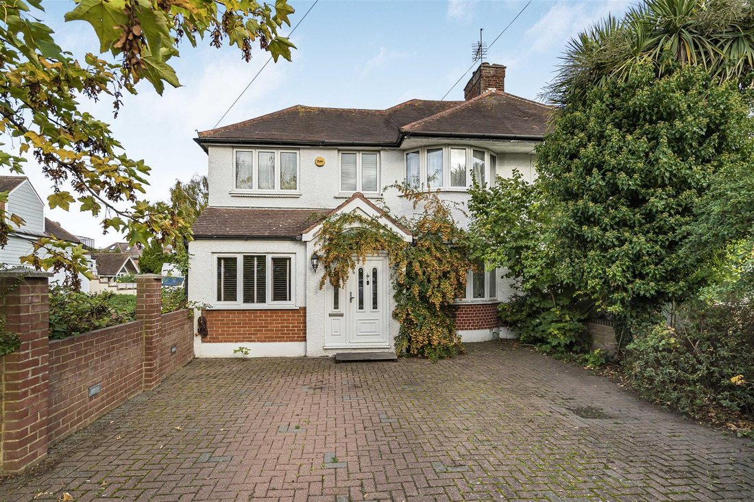 House in Coombe, Royal Borough of Kingston upon Thames, England 1 - 16741080