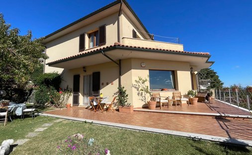 Castle for Sale in Castiglione d'Orcia, Tuscany, Italy