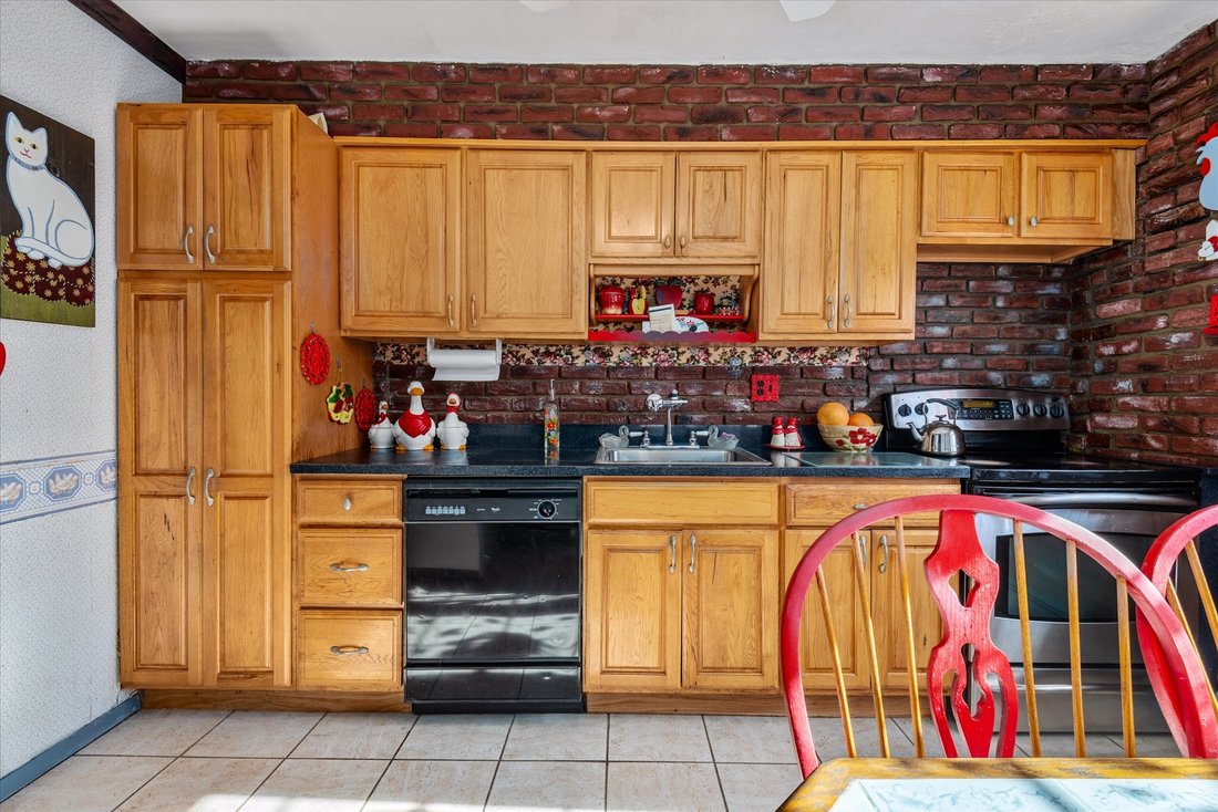 House in Seaford, New York, United States 5 - 16745384