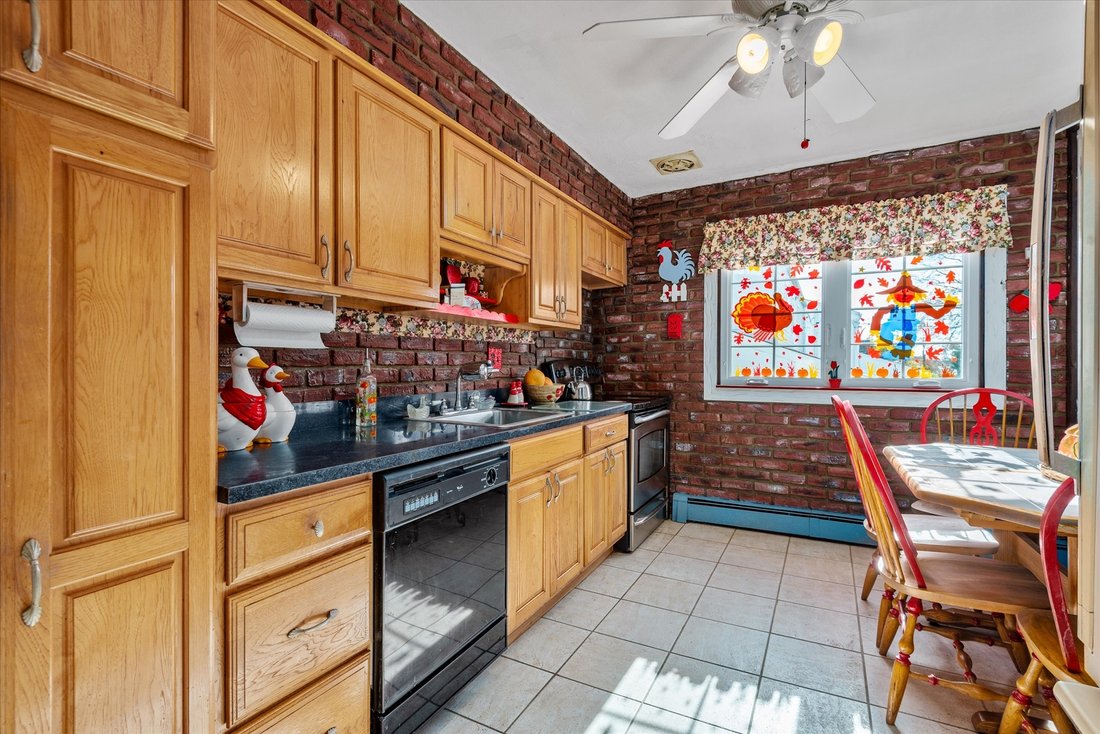 House in Seaford, New York, United States 4 - 16745384