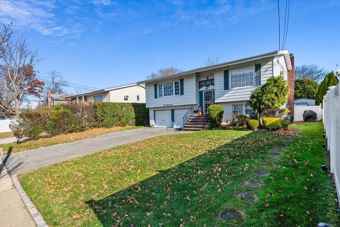 House in Seaford, New York, United States 1 - 16745384