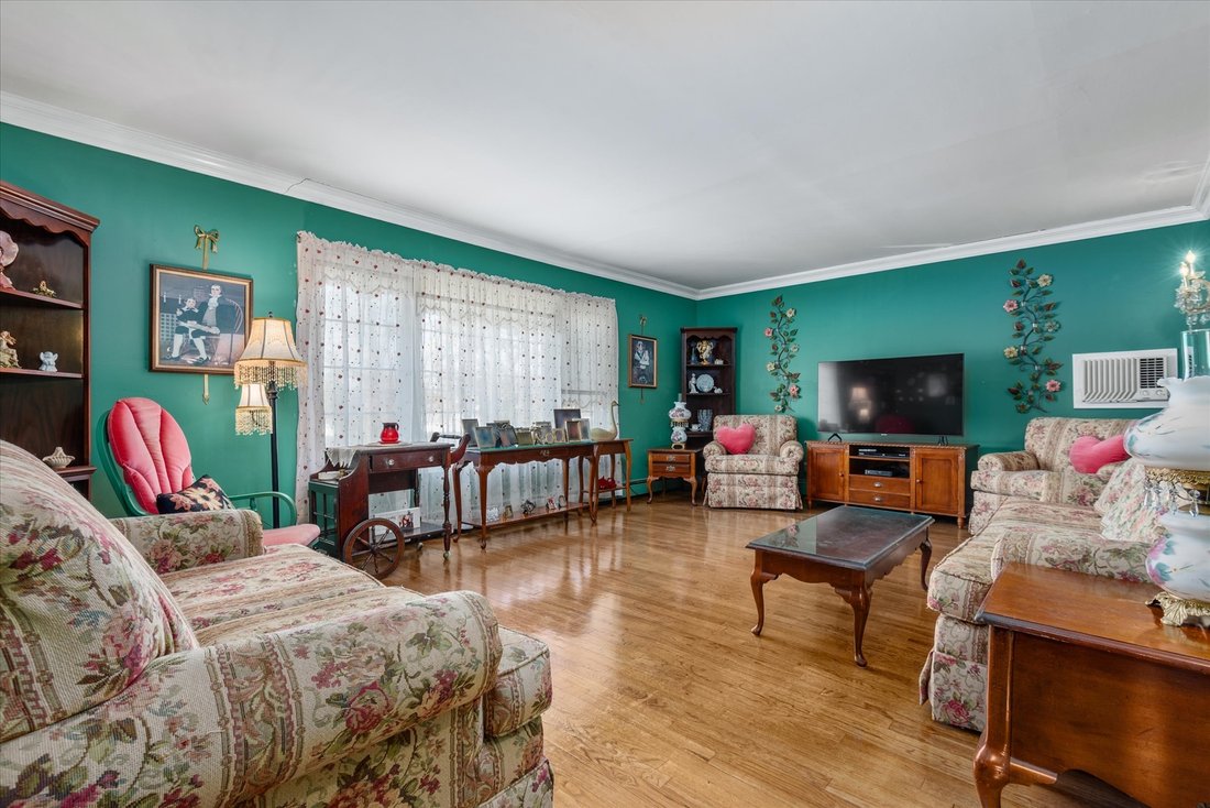House in Seaford, New York, United States 2 - 16745384