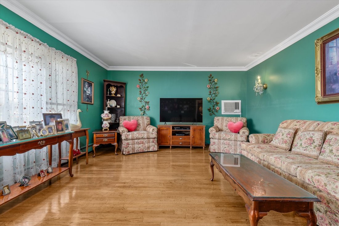 House in Seaford, New York, United States 3 - 16745384