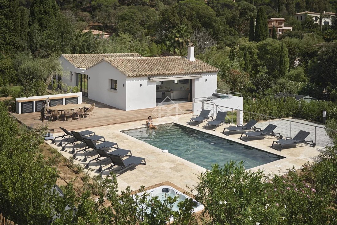 Villa in La Croix-Valmer, Provence-Alpes-Côte d'Azur, France 1 - 16745895