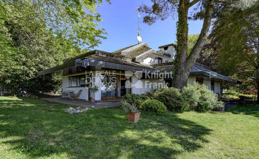 Villa in San Fermo della Battaglia, Lombardy, Italy 1