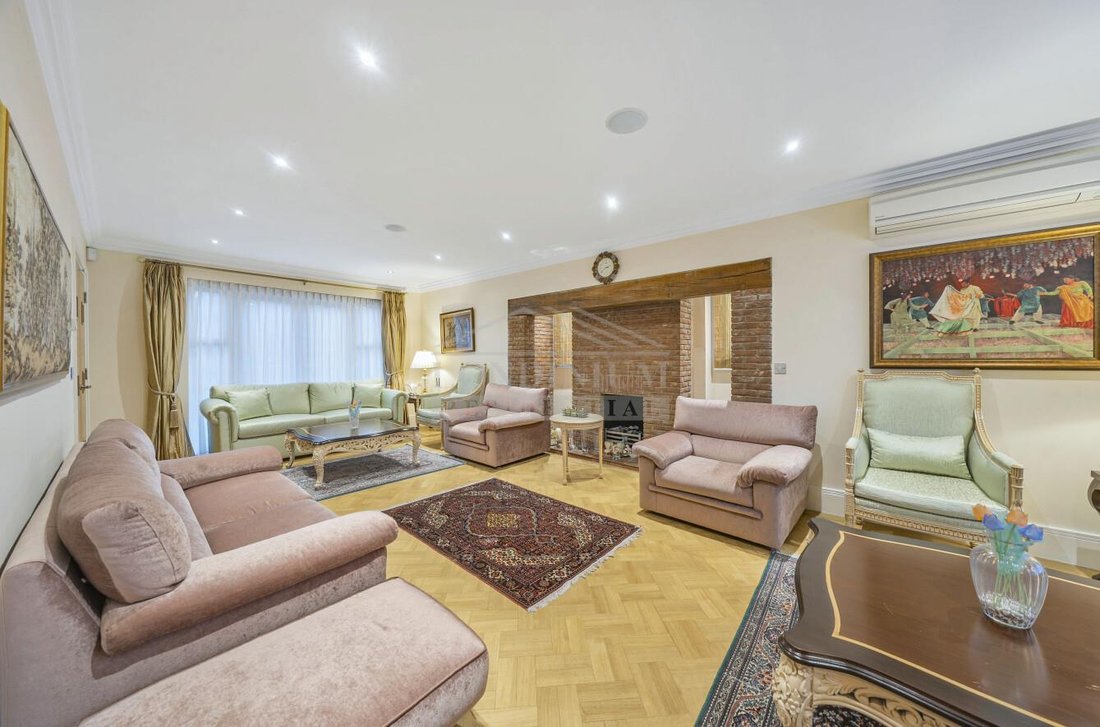 House in Elstree (Elstree and Borehamwood), Elstree, England 2 - 16748717