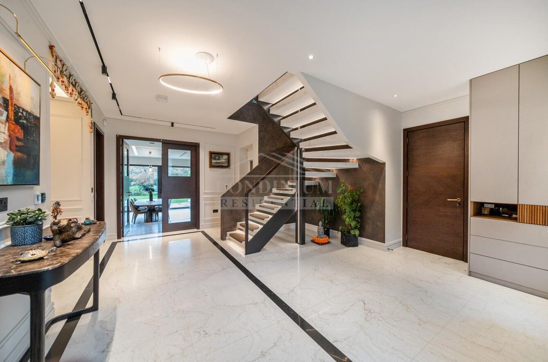 House in Elstree (Elstree and Borehamwood), Elstree, England 3 - 16748752