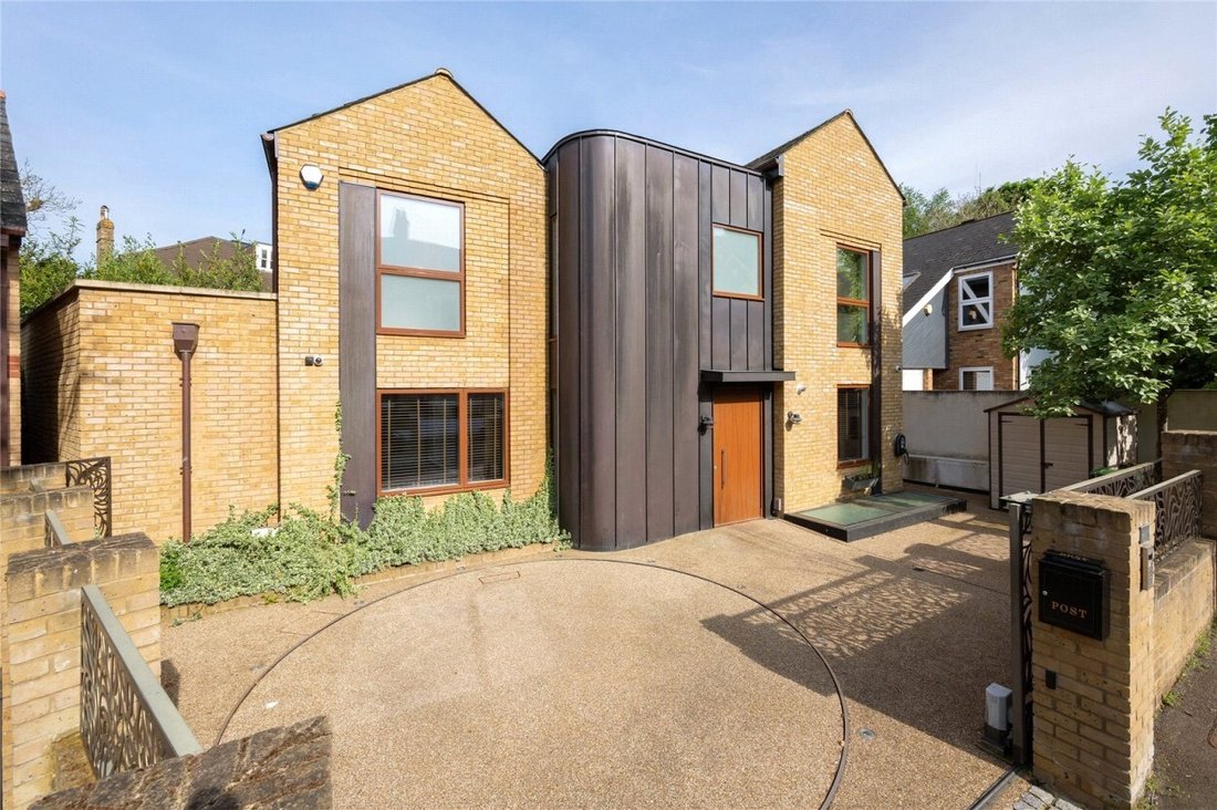House in Holly Village, Haringey, England 5 - 16748689