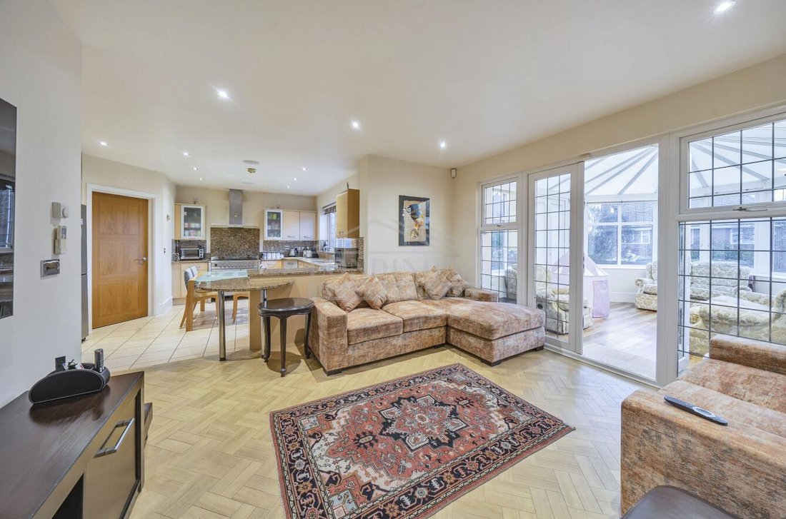 House in Elstree (Elstree and Borehamwood), Elstree, England 4 - 16748717