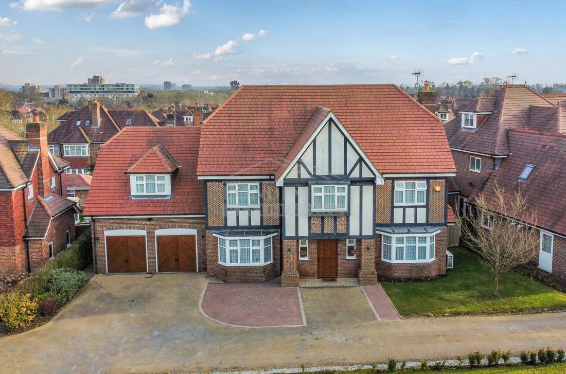 House in Elstree (Elstree and Borehamwood), Elstree, England 3 - 16748717