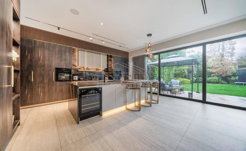 House in Elstree (Elstree and Borehamwood), Elstree, England 1