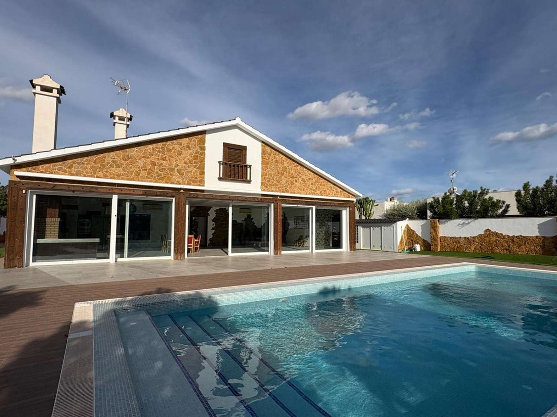 Chalet in Mutxamel, Valencian Community, Spain 1 - 16749426