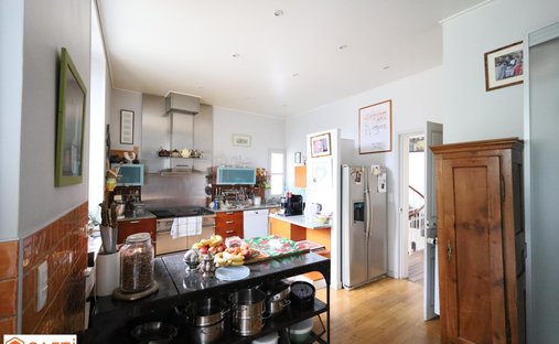 At The Gates Of Vitré Castle Of 12200 M² Land Of More Than 5 Ha