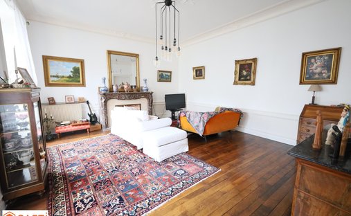 At The Gates Of Vitré Castle Of 12200 M² Land Of More Than 5 Ha