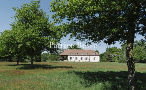Château 3800 M² Sur Terrain 22ha