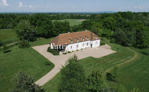 Château 3800 M² Sur Terrain 22ha