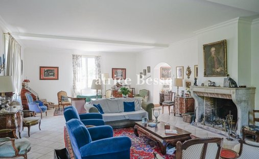 Château 3800 M² Sur Terrain 22ha