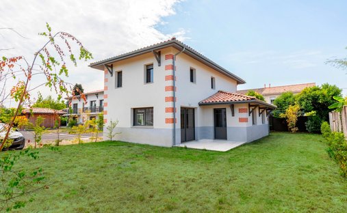 Castle for Sale in Villenave-d'Ornon, Nouvelle-Aquitaine, France