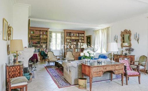 Château 3800 M² Sur Terrain 22ha