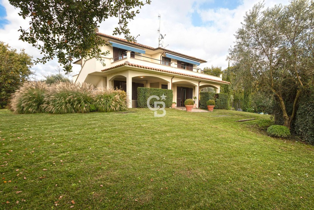 Villa in San Lorenzo Nuovo, Lazio, Italy 4 - 16749983