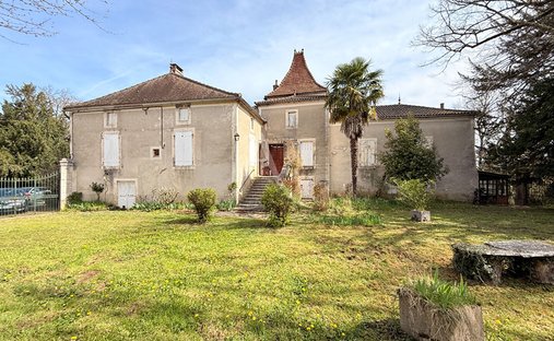 Castle for Sale in Luzech, Occitanie, France