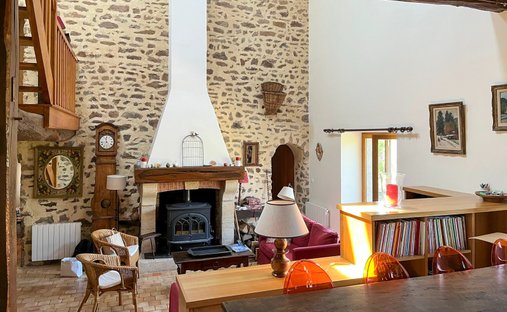 Château Avallon 1500.0 Sqm 25 Bedrooms