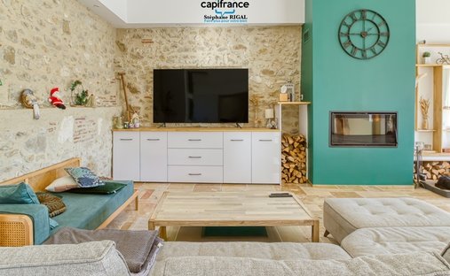 Near Villeneuve Sur Lot Magnificent Riverside Chateau With 6 Bedrooms And 8 Hectares Of Land