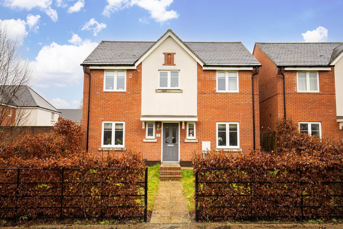 House in Crawley, England 2 - 16753641