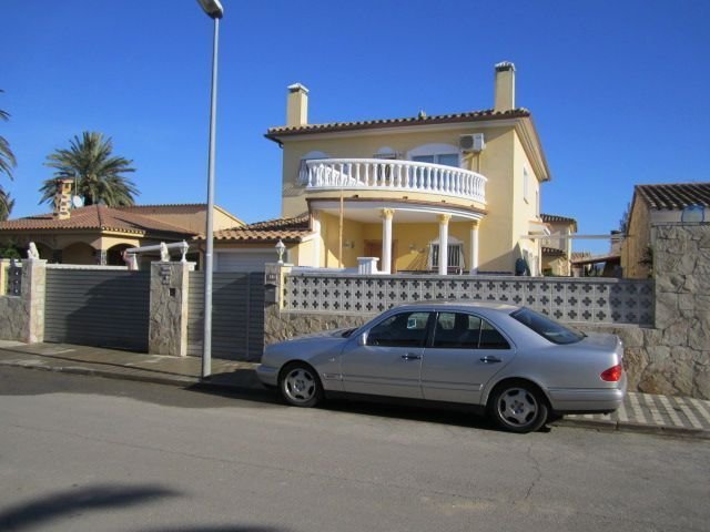 Chalet in Castello d'Empuries, Catalonia, Spain 1 - 16757479