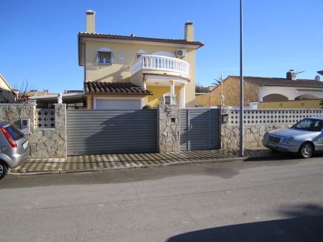 Chalet in Castello d'Empuries, Catalonia, Spain 2 - 16757479