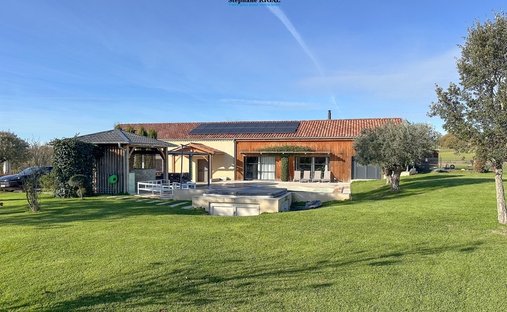 Near Villeneuve Sur Lot Magnificent Riverside Chateau With 6 Bedrooms And 8 Hectares Of Land