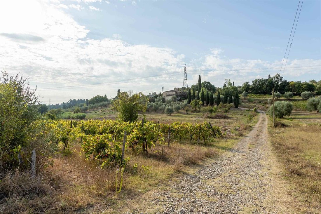 Estate in Poggio a Caiano, Tuscany, Italy 2 - 16753440