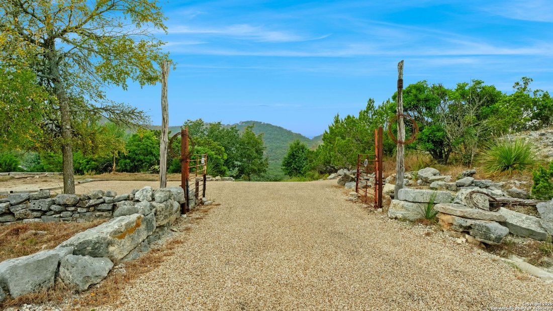 Farm Ranch in Pipe Creek, Texas, United States 2 - 16758583