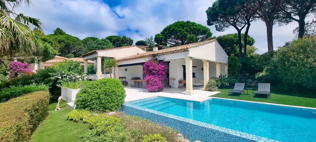 Villa in La Croix-Valmer, Provence-Alpes-Côte d'Azur, France 1 - 16715556