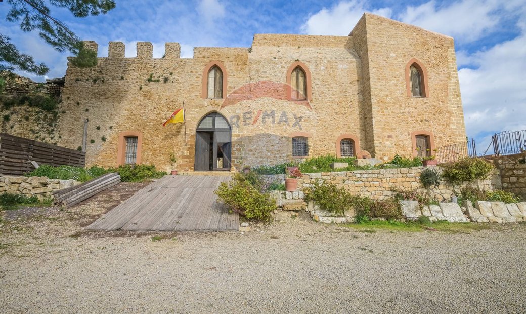 Castle for Sale in Piazza Armerina, Sicily, Italy