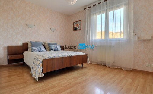 Castle for Sale in Clermont-Ferrand, Auvergne-Rhône-Alpes, France