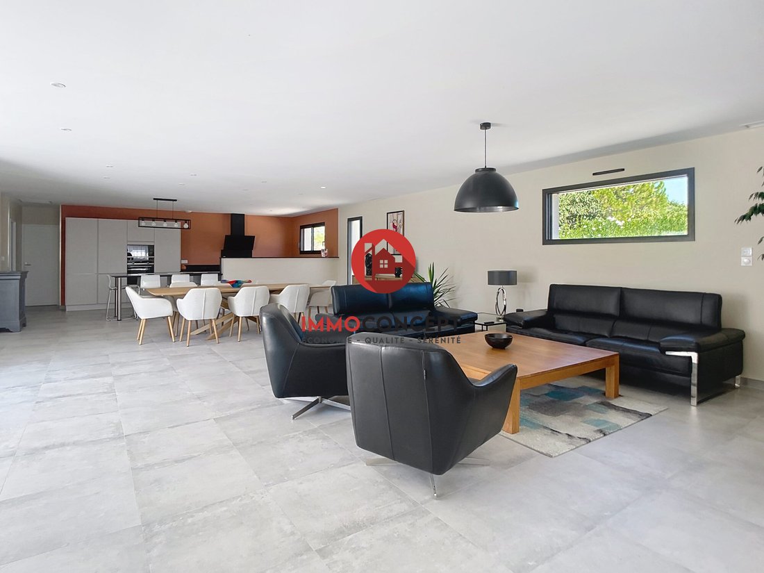 Villa in Pujaut, Occitania, France 2 - 16759569