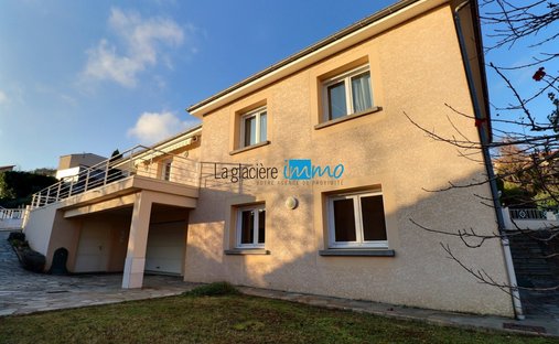 Castle for Sale in Clermont-Ferrand, Auvergne-Rhône-Alpes, France