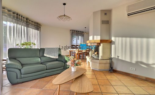 Castle for Sale in Clermont-Ferrand, Auvergne-Rhône-Alpes, France