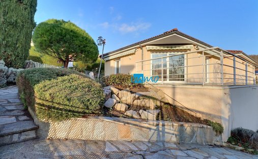 Castle for Sale in Clermont-Ferrand, Auvergne-Rhône-Alpes, France