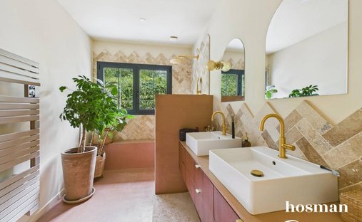 Propriété D'exception Avec 2 Maisons Indépendantes, Piscine Et Jardin Paysager