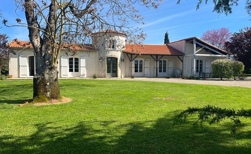 Castle for Sale in Niort, Nouvelle-Aquitaine, France