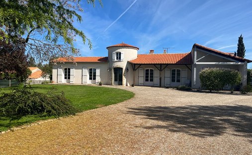 Castle for Sale in Niort, Nouvelle-Aquitaine, France