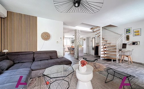 Castle for Sale in Villenave-d'Ornon, Nouvelle-Aquitaine, France