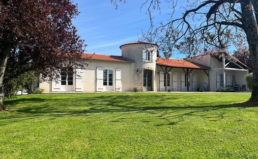 Castle for Sale in Niort, Nouvelle-Aquitaine, France
