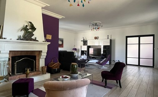 Castle for Sale in Niort, Nouvelle-Aquitaine, France