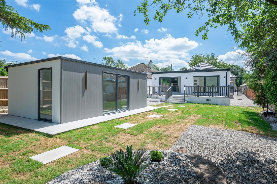 Bungalow in Epsom, England, United Kingdom 1 - 16767934